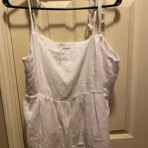 Old Navy White tank top size large. Never worn.